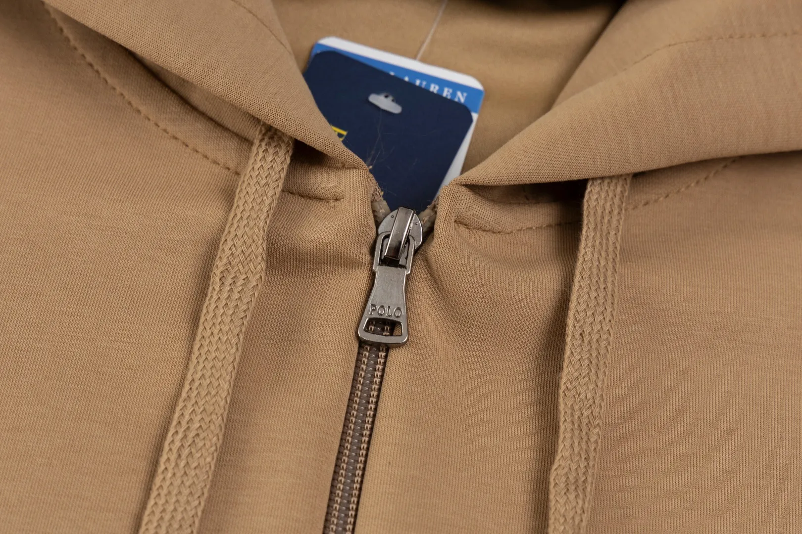 P236 #R95 Ralph Lauren/Ralph Lauren Twelve Color Pony🐎 Embroidered zipper cardigan jacket hooded sweatshirt This hooded sweatshirt is decorated with a simple style that represents Ralph Lauren. It is paired with a pony embroidery pattern, which is three-dimensional and full! The solid color fabric paired with exquisite embroidery instantly sets it off! Hooded sports design, loose and casual fit! The overall texture is very strong! Through the pictures, we can feel the thickness and texture of custom-woven and dyed threads. The workmanship is exquisite. They are shipped from major foreign trade factories. They are all made by masters with many years of experience. Everything is of high standards and requirements! Simple and versatile style ~ super delicate and soft, close to the body without being tied, all fabrics and accessories are original custom-made and of high quality! Perfectly reflects the brand’s sense of superiority! Standard cut, comfortable stretch, unrestricted movement! Highly practical, high-end and classy! Versatile style ~ can be paired with jeans or jogging pants. Ideal for transitioning from your morning commute to weekend events!  Color: Black with red label Black with white label Khaki Navy blue with red label Navy blue with white label White Light gray Dark gray Burgundy Army green Light blue Pink Size: S M L